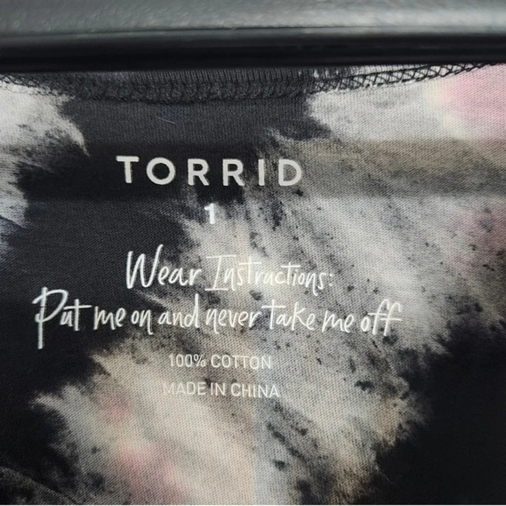 Torrid Cold-Shoulder Raw-Edge Tee in Cheetah Black Tie-Dye Size 1 Woman's XL - Picture 6 of 8